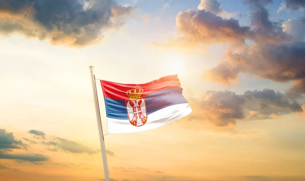 Σερβία Κυματίζει Σημαία Στον Όμορφο Ουρανό Σύννεφα Και Ήλιο — Φωτογραφία Αρχείου