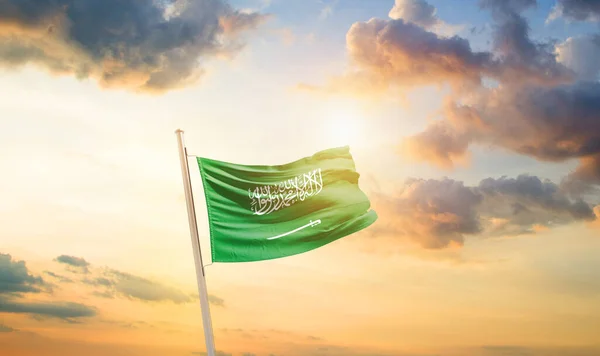 Σαουδική Αραβία Κυματίζει Σημαία Στον Όμορφο Ουρανό Σύννεφα Και Ήλιο — Φωτογραφία Αρχείου