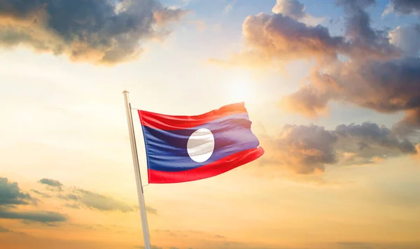Laos Acenando Bandeira Céu Bonito Com Nuvens Sol — Fotografia de Stock