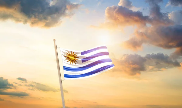Uruguay Zwaaiende Vlag Prachtige Lucht Met Wolken Zon — Stockfoto