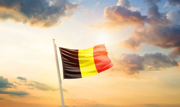 比利时的国旗飘扬在美丽的天空中 云彩和阳光映衬着 — 图库照片