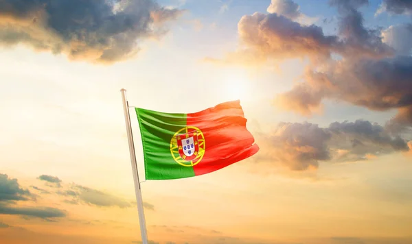 Portugalia Macha Flagą Pięknym Niebie Chmurami Słońcem — Zdjęcie stockowe