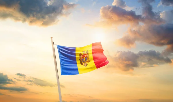 Moldavien Viftar Flagga Vacker Himmel Med Moln Och Sol — Stockfoto