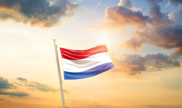Нідерланди Махають Прапором Прекрасному Небі Хмарами Сонцем — стокове фото
