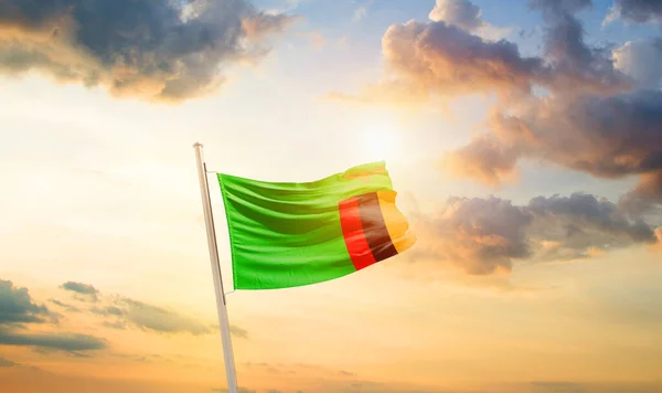 Zambia Viftar Flagga Vacker Himmel Med Moln Och Sol — Stockfoto