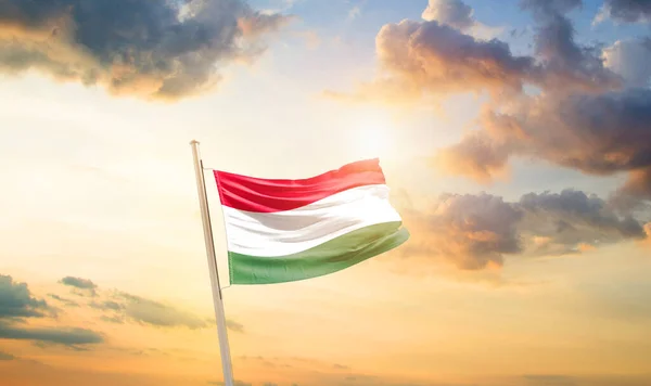 Hungria Acenando Bandeira Céu Bonito Com Nuvens Sol — Fotografia de Stock