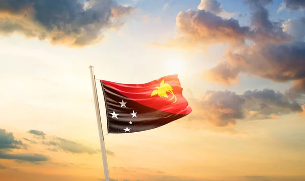 パプアニューギニアは雲と太陽と共に美しい空に旗を振って — ストック写真