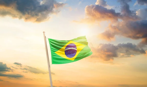 Brazylia Macha Flagą Pięknym Niebie Chmurami Słońcem — Zdjęcie stockowe