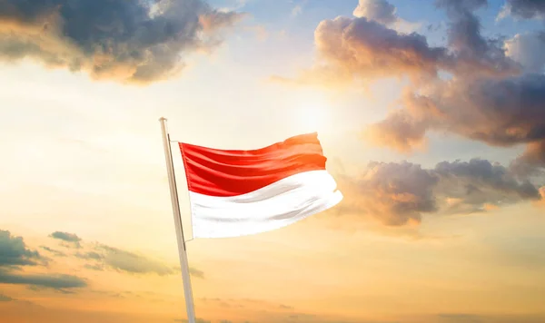 Indonesia Melambaikan Bendera Langit Yang Indah Dengan Awan Dan Matahari — Stok Foto