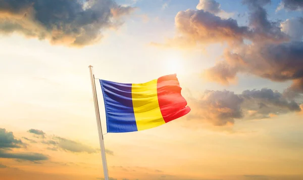 ルーマニアは雲と太陽と美しい空に旗を振って — ストック写真
