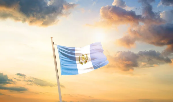 Guatemala Zwaaiende Vlag Prachtige Lucht Met Wolken Zon — Stockfoto