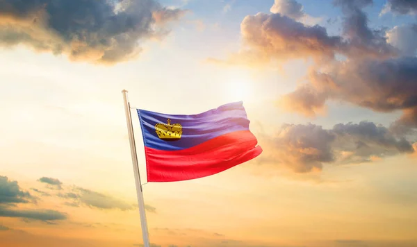 Liechtenstein Acenando Bandeira Céu Bonito Com Nuvens Sol — Fotografia de Stock