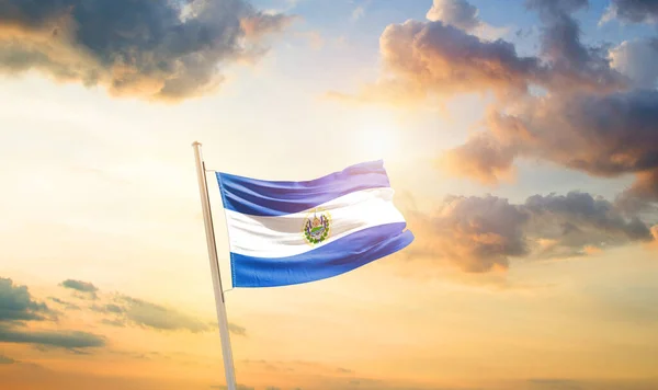 Σαλβαδόρ Κυματίζει Σημαία Στον Όμορφο Ουρανό Σύννεφα Και Ήλιο — Φωτογραφία Αρχείου