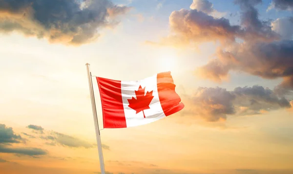 Canada Zwaaiende Vlag Prachtige Lucht Met Wolken Zon — Stockfoto