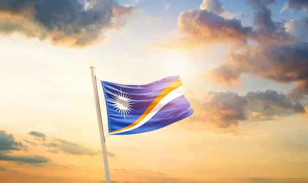 马绍尔群岛在美丽的天空中飘扬着国旗 云彩和阳光映衬着 — 图库照片
