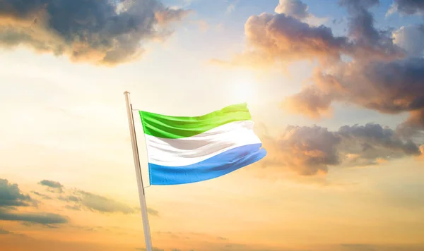 Serra Leoa Acenando Bandeira Céu Bonito Com Nuvens Sol — Fotografia de Stock