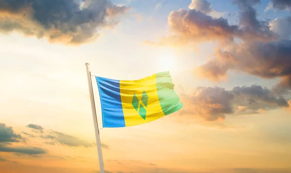 Aziz Vincent Grenadinler Bulutlu Güneşli Güzel Gökyüzünde Bayrak Sallıyor — Stok fotoğraf