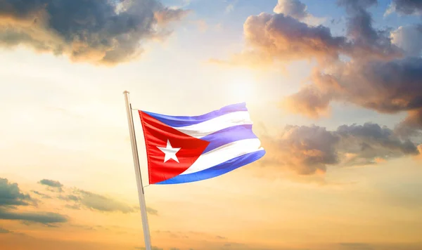 Kuba Macha Flagą Pięknym Niebie Chmurami Słońcem — Zdjęcie stockowe
