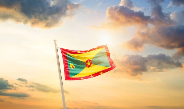 Grenada Viftar Flagga Vacker Himmel Med Moln Och Sol — Stockfoto
