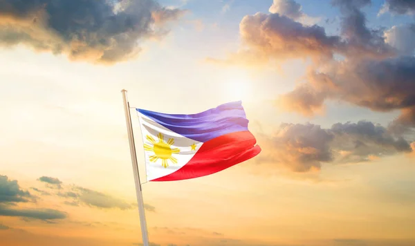 Филиппины Размахивают Флагом Красивом Небе Облаками Солнцем — стоковое фото