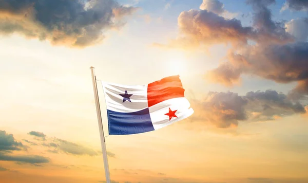 Panama Schwenkt Flagge Schönen Himmel Mit Wolken Und Sonne — Stockfoto