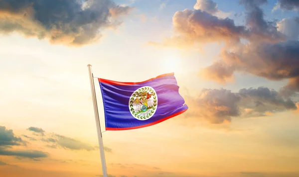 Belize Schwenkt Flagge Schönen Himmel Mit Wolken Und Sonne — Stockfoto