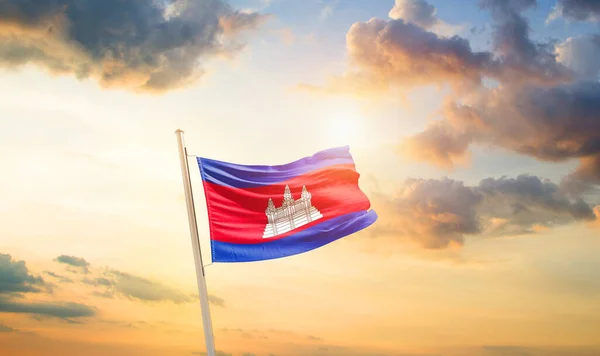 Cambodja Zwaaiende Vlag Prachtige Lucht Met Wolken Zon — Stockfoto