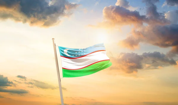 乌兹别克斯坦的国旗飘扬在美丽的天空中 乌云密布 阳光灿烂 — 图库照片