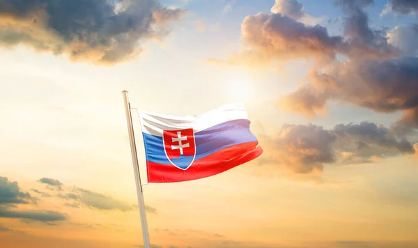 Slowakije Zwaaien Vlag Prachtige Hemel Met Wolken Zon — Stockfoto