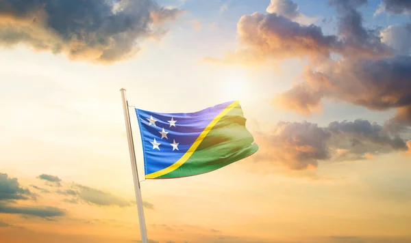 所罗门群岛在美丽的天空中飘扬着国旗 云彩和阳光映衬着它 — 图库照片