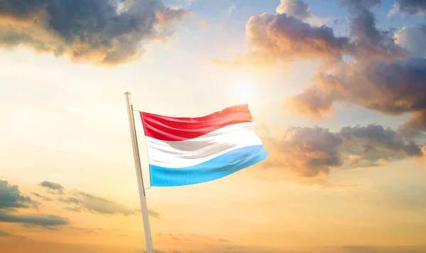Люксембург Махає Прапором Прекрасному Небі Хмарами Сонцем — стокове фото
