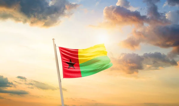 Guinea Bissau Schwenkt Flagge Schönen Himmel Mit Wolken Und Sonne — Stockfoto