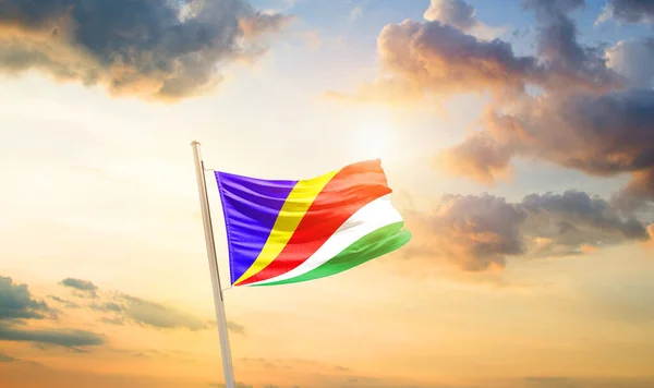 Seychellerna Viftar Flagga Vacker Himmel Med Moln Och Sol — Stockfoto