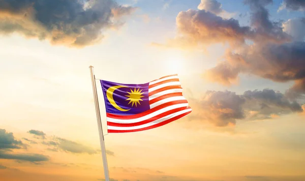 Μαλαισία Κυματίζει Σημαία Στον Όμορφο Ουρανό Σύννεφα Και Ήλιο — Φωτογραφία Αρχείου