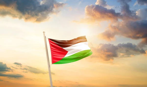 巴勒斯坦在美丽的天空中飘扬着旗帜 乌云密布 阳光灿烂 — 图库照片
