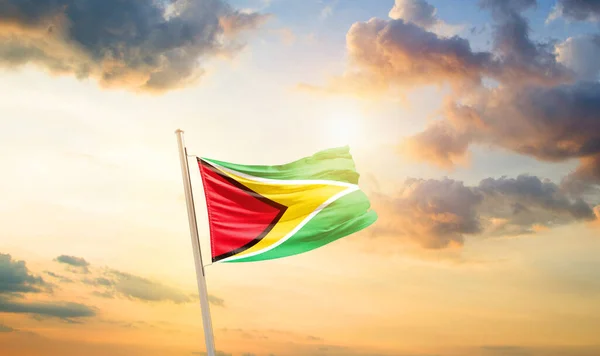 Gujana Macha Flagą Pięknym Niebie Chmurami Słońcem — Zdjęcie stockowe