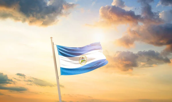 Никарагуа Размахивает Флагом Красивом Небе Облаками Солнцем — стоковое фото