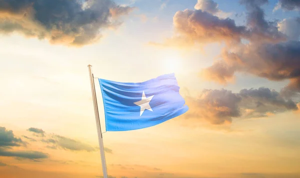 索马里在美丽的天空中飘扬着国旗 乌云密布 阳光普照 — 图库照片