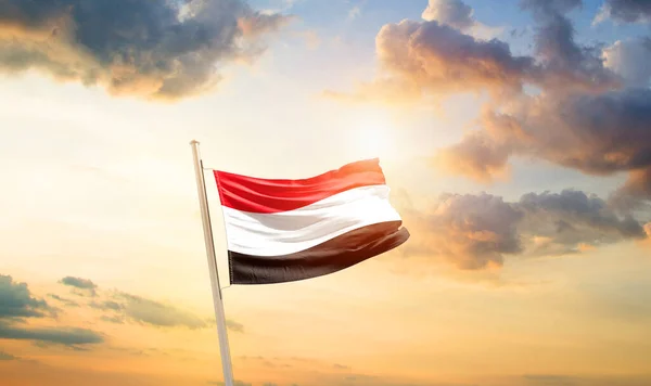 Jemen Zwaaiende Vlag Prachtige Lucht Met Wolken Zon — Stockfoto