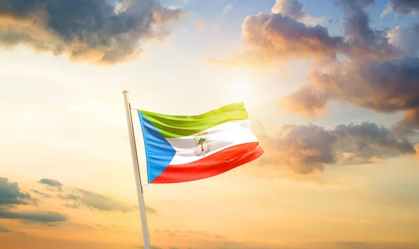Guiné Equatorial Acenando Bandeira Céu Bonito Com Nuvens Sol — Fotografia de Stock