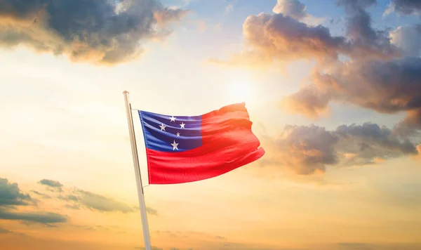 Samoa Acenando Bandeira Céu Bonito Com Nuvens Sol — Fotografia de Stock