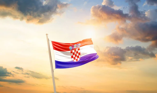 Κροατία Κυματίζει Σημαία Στον Όμορφο Ουρανό Σύννεφα Και Ήλιο — Φωτογραφία Αρχείου