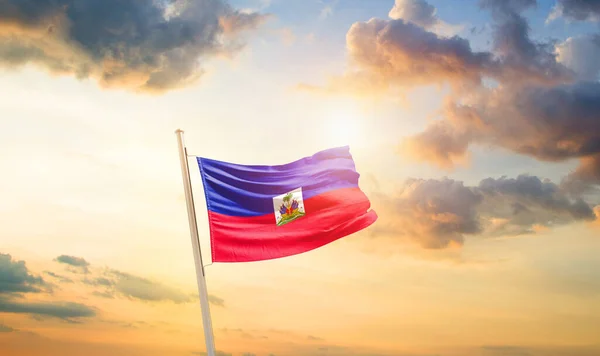 Haiti Zászlót Lengetett Gyönyörű Égen Felhőkkel Napsütéssel — Stock Fotó