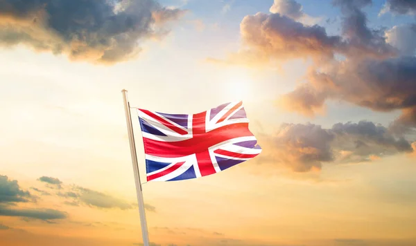Reino Unido Acenando Bandeira Céu Bonito Com Nuvens Sol — Fotografia de Stock
