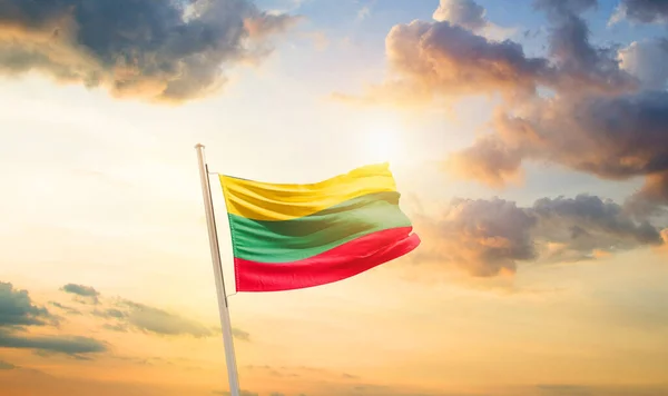 Lituânia Acenando Bandeira Céu Bonito Com Nuvens Sol — Fotografia de Stock