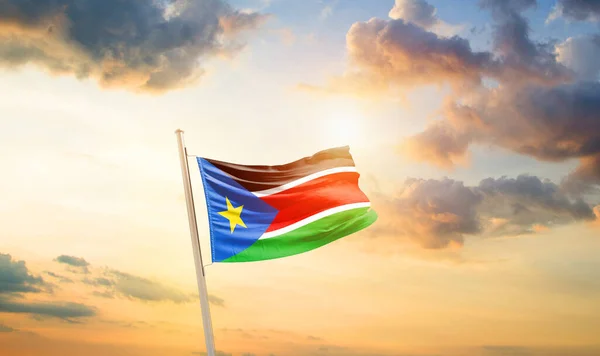 Sudão Sul Agitando Bandeira Céu Bonito Com Nuvens Sol — Fotografia de Stock