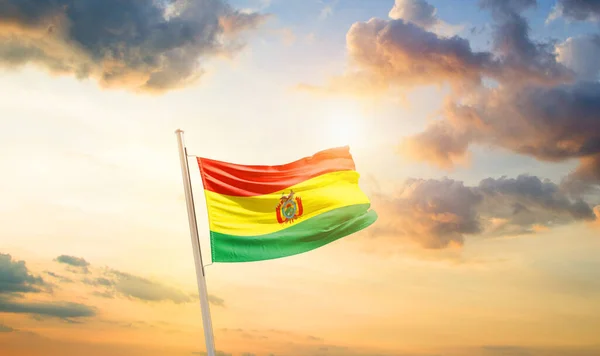 Bolivia Viftar Flagga Vacker Himmel Med Moln Och Sol — Stockfoto