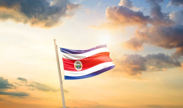 Costa Rica Zwaaiende Vlag Prachtige Lucht Met Wolken Zon — Stockfoto