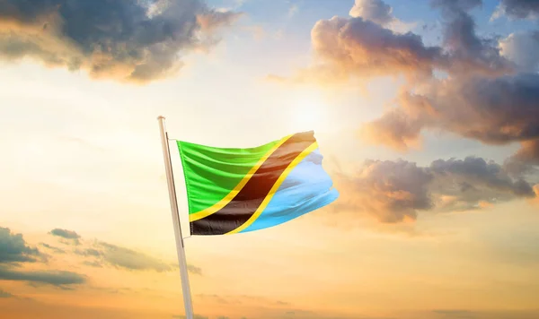 坦桑尼亚在美丽的天空中飘扬着国旗 乌云和阳光 — 图库照片