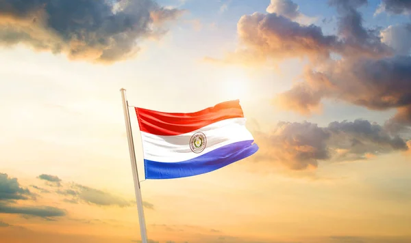 Paraguay Ondeando Bandera Hermoso Cielo Con Nubes Sol Fotos de stock libres de derechos